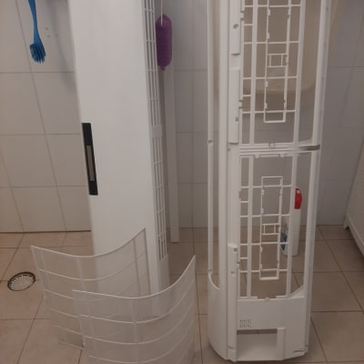 חלקי מזגן מפורקים על רצפת חדר אמבטיה