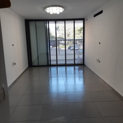 רצפה נקייה ומבריקה בחדר ריק עם חלון גדול