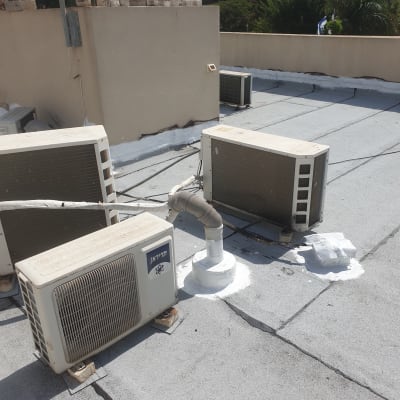 איטום צינור על גג עם חומר לבן