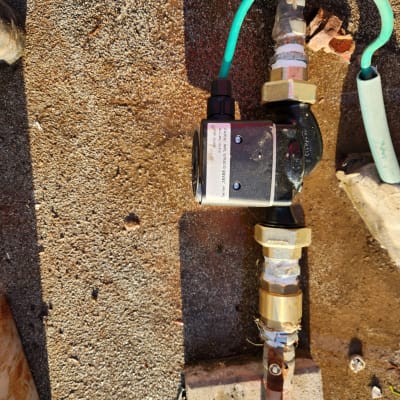 צינור עם שסתום ומחבר במערכת סולארית