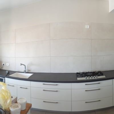 מטבח עם כיור וברז, כיריים על משטח עבודה