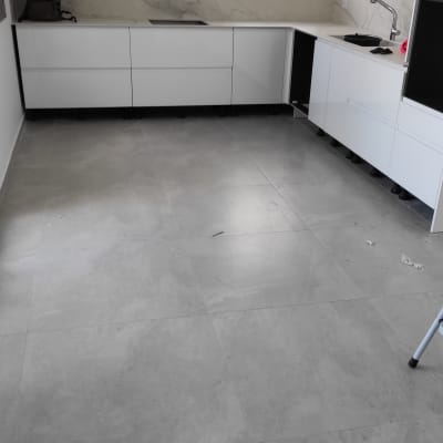 מטבח עם רצפה נקייה, כיור וברז