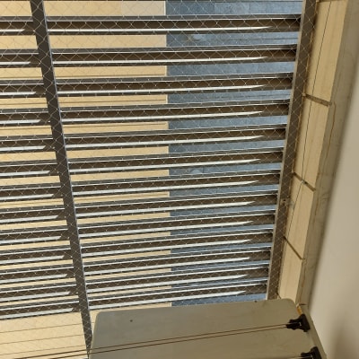 רשת מתכת למניעת כניסת יונים על חלון