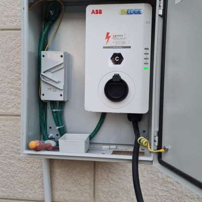 ארון חשמל פתוח עם כבלים ומטען ABB