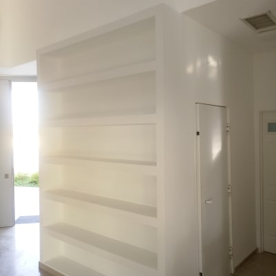 קיר גבס עם מדפים מובנים