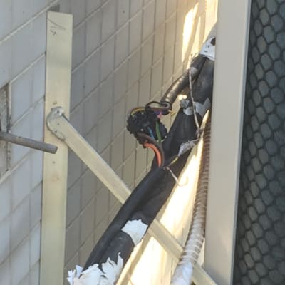 כבלים חשמליים מחוברים לקיר עם תושבת מתכת