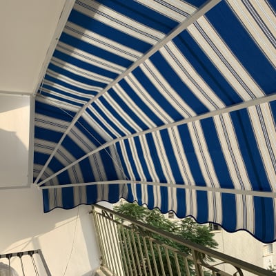 סוכך פסים כחול ולבן על מרפסת