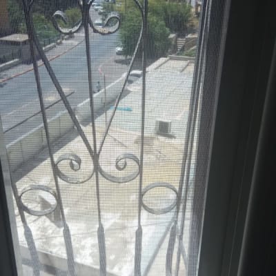 תריס גלילה סגור עם רשת נגד יתושים