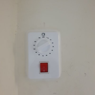 מתג חשמלי עם כפתור אדום ולוח מספרים