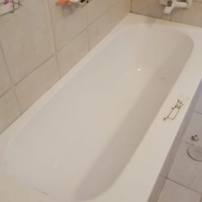 אמבטיה לבנה עם אריחי קיר בהירים