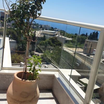 מרפסת עם רצפה נקייה ואדנית גדולה