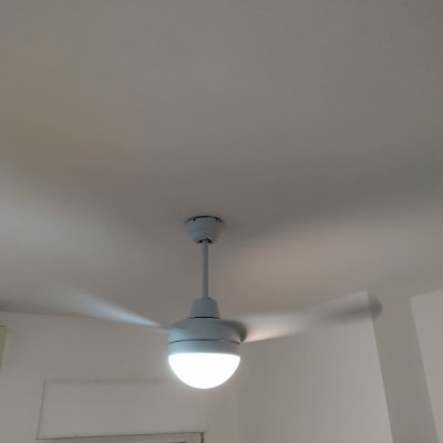 מאוורר תקרה עם תאורה דולקת