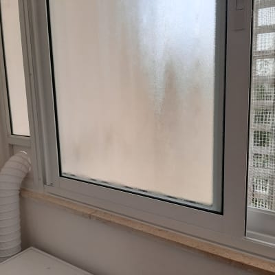 מסגרת חלון אלומיניום עם זכוכית חלבית