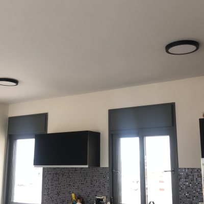 תאורת תקרה עגולה מותקנת בחדר