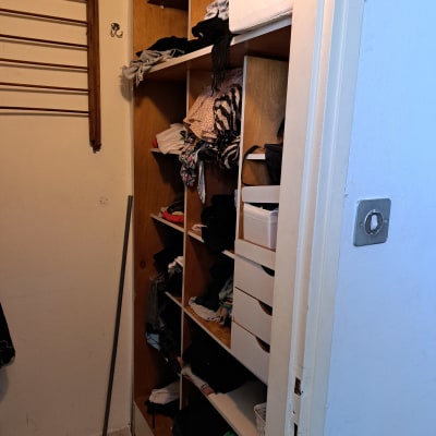 ארון בגדים עם מדפים ותיבות אחסון לבנות