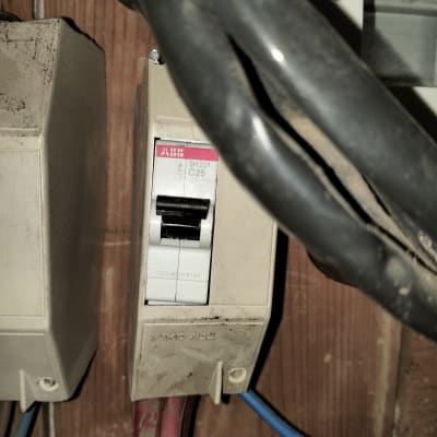 מפסק חשמלי עם חוטים חשמליים מחוברים