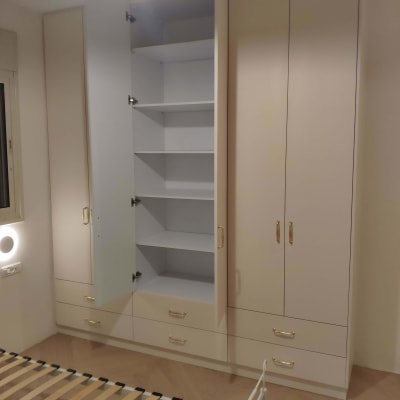 ארון בגדים עם דלת פתוחה ומדפים פנימיים