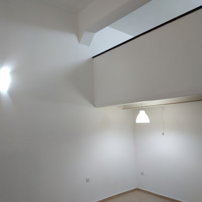 קירות צבועים בלבן עם תאורה עליונה