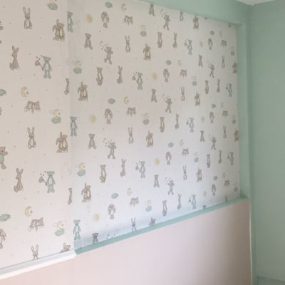 טפט עם דובים וארנבים על קיר חדר ילדים