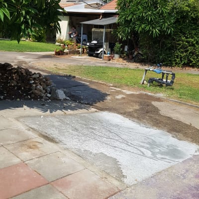 ערימת אבנים על שביל מרוצף, סימני בטון טרי