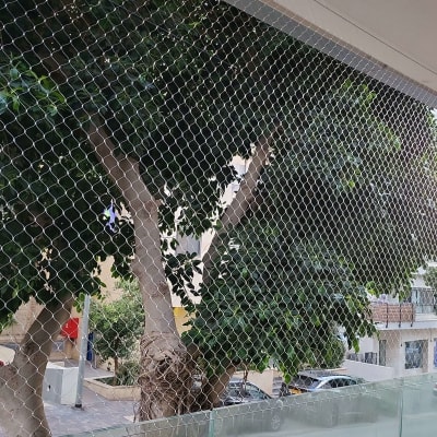 רשת מתכת מותקנת על מרפסת למניעת כניסת יונים