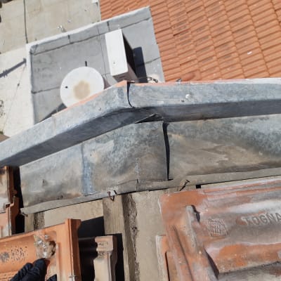 חיבור מתכת ואיטום על גג רעפים