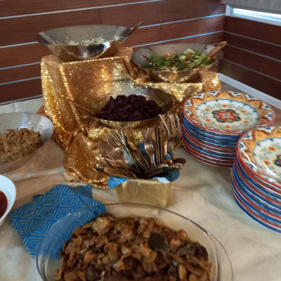 מזנון קייטרינג עם סלטים, צלחות וסכו"ם