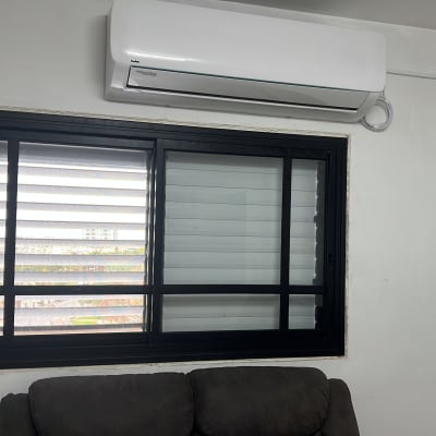 חלון אלומיניום עם תריסים לבנים