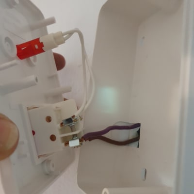 חיבור חוטי חשמל בקופסה לבנה עם מחבר אדום