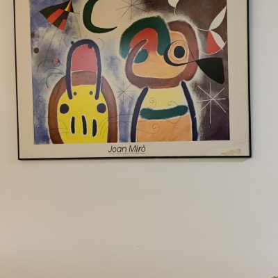 תמונה של יצירת אמנות על הקיר