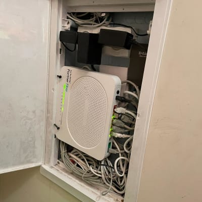 ארון תקשורת עם נתב וכבלים מחוברים