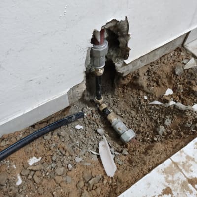 צינור מים חשוף בקיר עם חיבורי מתכת