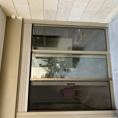 דלת הזזה מאלומיניום עם זכוכית שקופה