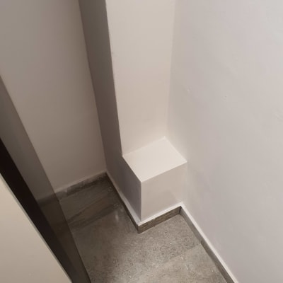 קיר גבס עם פינה בולטת ורצפת אריחים אפורה