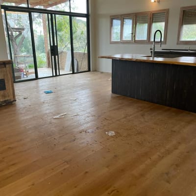 רצפה מלוכלכת עם לכלוך ופסולת לניקוי