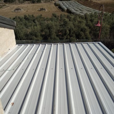 גג מתכת עם כבל ירוק מונח עליו