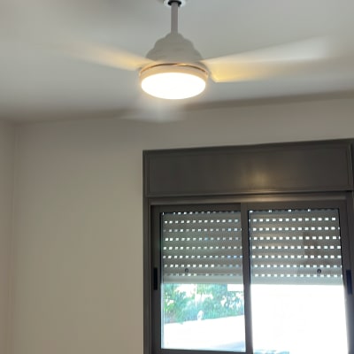 מנורת תקרה דולקת עם מאוורר בחדר