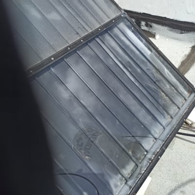 זכוכית מלוכלכת עם מסגרת מתכת על גג