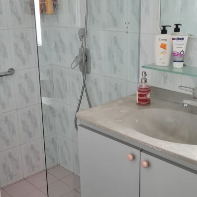 מחיצת זכוכית במקלחת עם ראש מקלחת