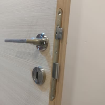 ידית ודלת עם מנעול ובריח מתכת