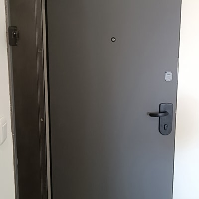 דלת מתכת אפורה עם ידית ומנעול