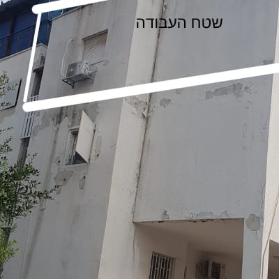 בניין עם קירות מתקלפים וכתמי רטיבות