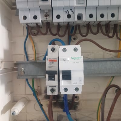 לוח חשמל עם מפסקים וחוטי חשמל צבעוניים