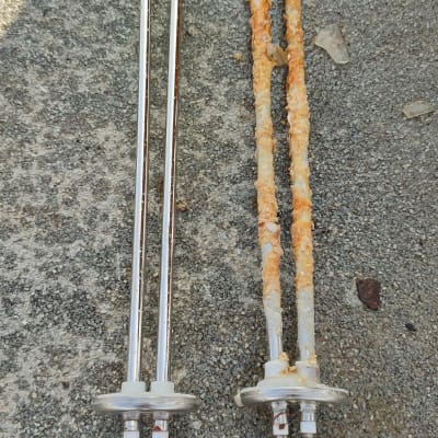 שני גופי חימום לדוד שמש, אחד נקי ואחד עם אבנית