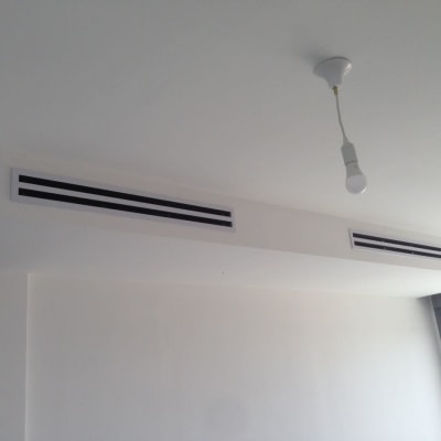 פתחי מיזוג אוויר בתקרה לבנה