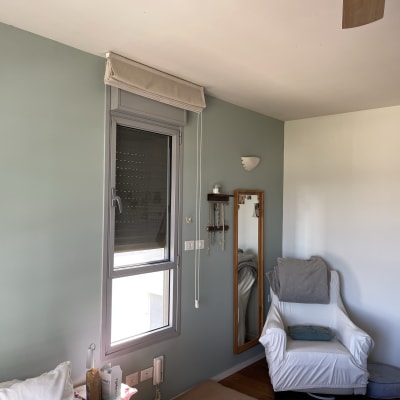 קיר צבוע בצבע ירוק בהיר עם חלון