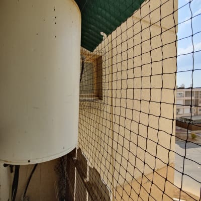 רשת מונעת כניסת יונים על מרפסת