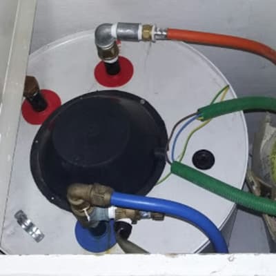 תיקון בוילר. החלק העליון תוקן אחרי  נזילה והחלק התחתון כלל  תיקון צינורית המחוברת לפלסטיק ולהחמתה .