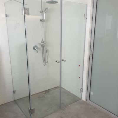 מקלחון זכוכית עם ראש מקלחת מתכתי