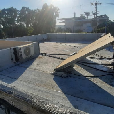 גג עם דוד שמש ואיטום ביטומני